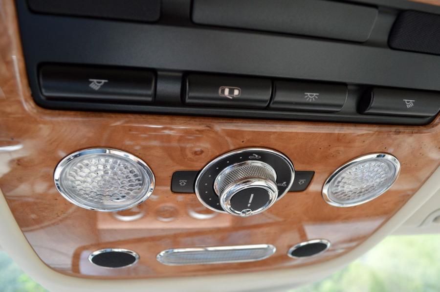 Детали интерьера Bentley Flying Spur 2014 года  (фото 28 из 63)